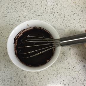 可可粉内加入热水搅拌均匀成可可糊
