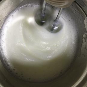 继续中高速打发至泡沫细腻时，再加入1/3的细砂糖