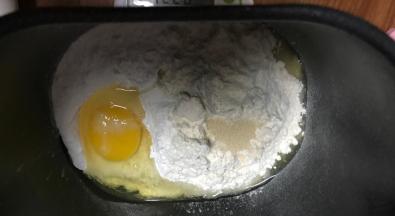 混合除了黄油之外的所以食材，开动面包机揉面程序，一个揉面程序是15分钟，开始揉15分钟。