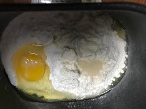 混合除了黄油之外的所以食材，开动面包机揉面程序，一个揉面程序是15分钟，开始揉15分钟。