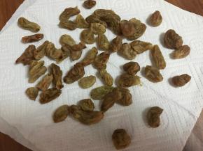 提前把葡萄干浸泡几个小时，如果来不及浸泡，就煮几分钟，然后沥干水分备用