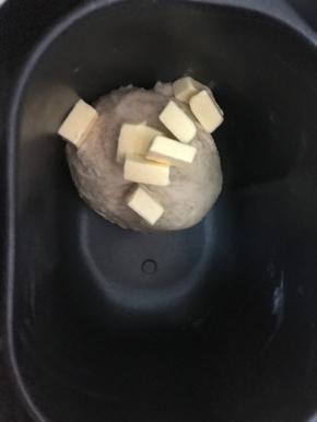 加入软化的黄油继续揉一个程序，15分钟