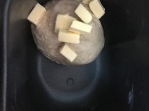 加入软化的黄油继续揉一个程序，15分钟
