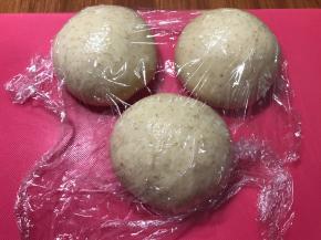 醒发完成后取出后排气，分成3份，揉圆醒面15分钟