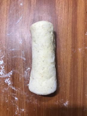 再次竖着 按扁，擀长