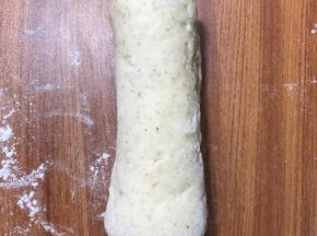 再次竖着 按扁，擀长
