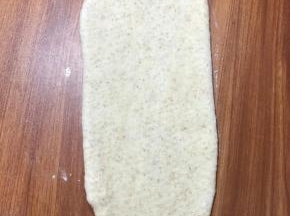 面团擀成椭圆形，按出面团的气泡