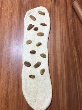 撒少许葡萄干，卷起来