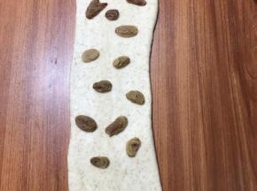 撒少许葡萄干，卷起来