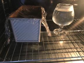 盖一张保鲜膜，不需要太严实，放一杯热水，关好烤箱门等待二次发酵