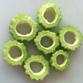 用小勺去掉苦瓜籽。