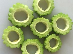 用小勺去掉苦瓜籽。
