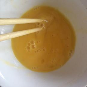 鸡蛋加少许盐打散备用。