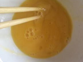 鸡蛋加少许盐打散备用。