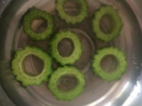 苦瓜开水中焯烫两分钟，水里放少许盐，油，可以让苦瓜保持翠绿。