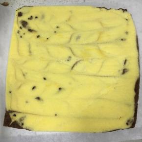 取出蛋糕糊，撕去油纸，再盖上油纸防止蛋糕卷干裂，等蛋糕放凉