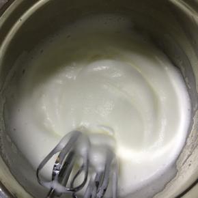 继续打发至有纹路，倒入剩下的细砂糖