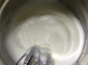 继续打发至有纹路，倒入剩下的细砂糖
