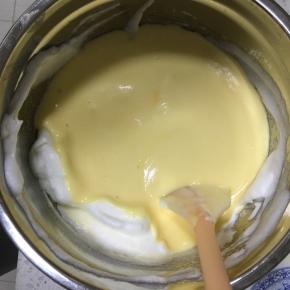 最后把翻拌好的蛋糕糊倒入剩下的蛋白霜中，翻拌均匀