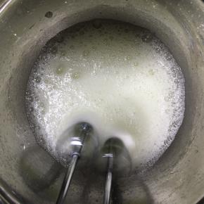 蛋清内滴5滴柠檬汁，电动打蛋器低速打发至有粗泡时，加入剩下的细砂糖的1/3