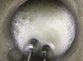 蛋清内滴5滴柠檬汁，电动打蛋器低速打发至有粗泡时，加入剩下的细砂糖的1/3