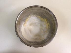 筛入低筋面粉和椰蓉。
