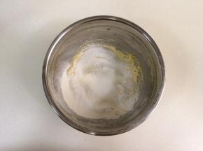 筛入低筋面粉和椰蓉。