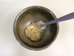 用刮刀搅拌均匀后成团。