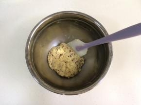 用刮刀搅拌均匀后成团。