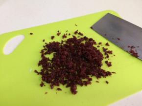 把蔓越莓干切碎。