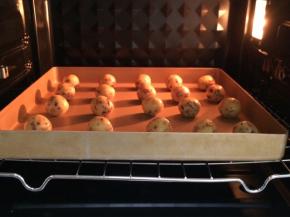 入预热好的烤箱中，上下火170约15分钟，注意观察上色情况，待酥饼表面上色至微黄即可出炉。