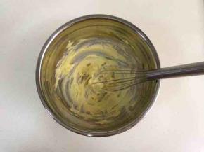 继续搅拌均匀，使糖粉、盐和黄油充分融合。