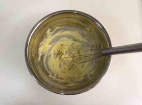 继续搅拌均匀，使糖粉、盐和黄油充分融合。