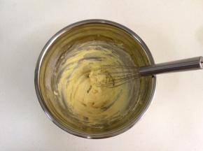 搅拌至黄油和蛋黄液充分融合后再加入第二次的量继续搅拌。