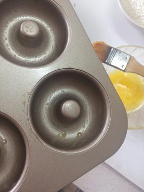 将黄油液化后用刷子取少量将模具刷一遍