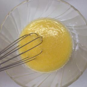 剩下的黄油加入牛奶，用手抽拌匀