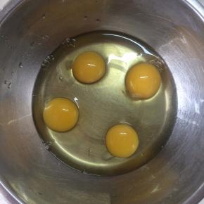 取一干净的盆，打入四个全蛋