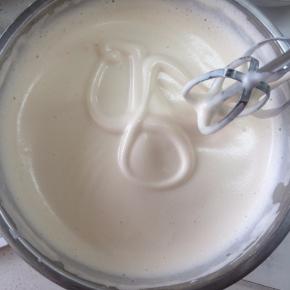 用电动打蛋器打至8字不易消失的状态