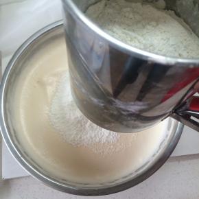 筛入低粉，用手抽翻拌均匀