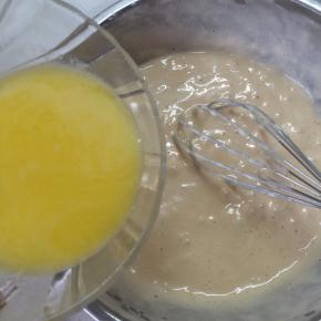 加入牛奶黄油混合液，继续翻拌均匀