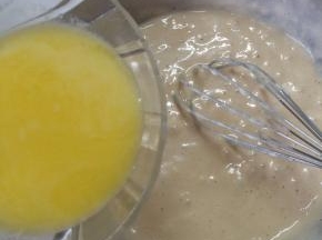 加入牛奶黄油混合液，继续翻拌均匀
