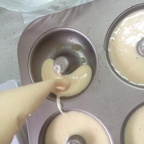 拌好的面糊借助裱花袋，挤入模具内
