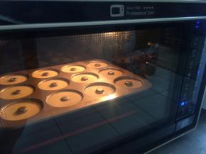 放入烤箱中层，上下火175度，烤20分钟左右