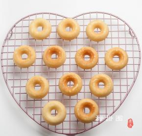 出炉震出热气，趁热脱模，置凉架放凉