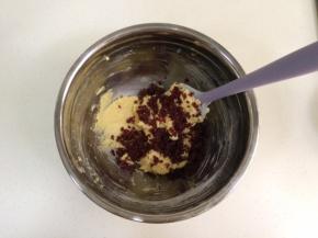 用刮刀搅拌至无干粉状态，加入切好的蔓越莓干。