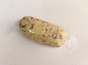 用保鲜膜把面团包好，入冰箱冷藏30分钟至1小时。