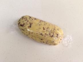用保鲜膜把面团包好，入冰箱冷藏30分钟至1小时。