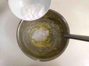 软化后的黄油，用手动打蛋器搅拌开，加入盐和糖粉。