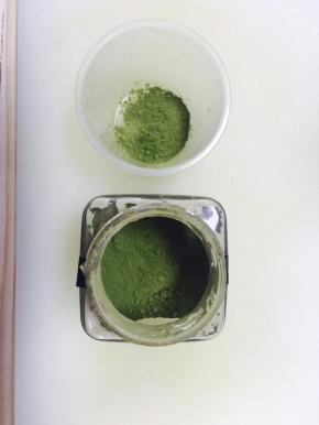 准备抹茶粉，纯牛奶加入少许奶油放进冰箱冷冻室，冷冻一晚。