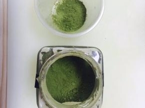 准备抹茶粉，纯牛奶加入少许奶油放进冰箱冷冻室，冷冻一晚。